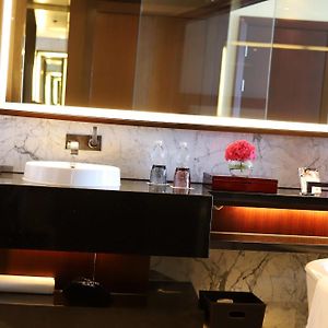 Club level Guest room 2 Twin Beds Room include Happy Hour Alcohol Drinks & Light Buffet Food & Beverage