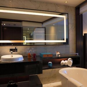 Guest room 1 King Low floor include Food & Beverage
